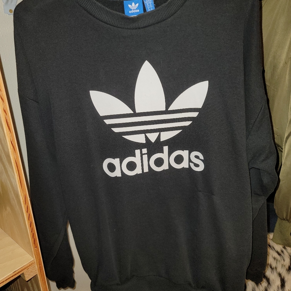 Adidas Sweatshirt w/ pockets